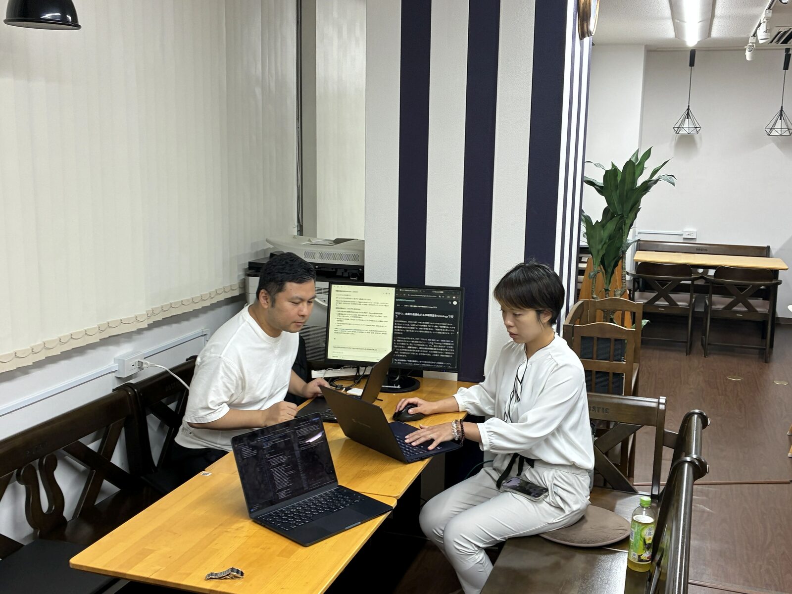 参加者が各自のPCとモニターを使い、自分の事業の市場調査を進めている様子（第5回）