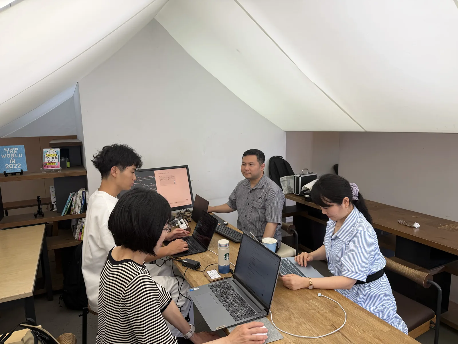 第6回レクチャーで、参加者が各自のPCを使いながら中期経営計画づくりに取り組む様子