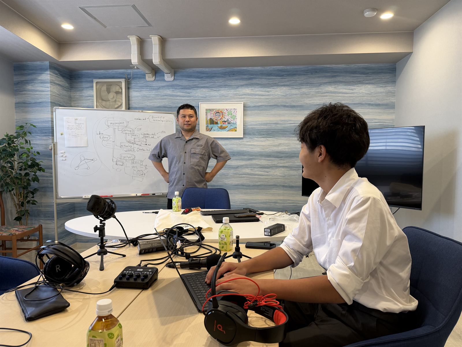 Ontology incubation 第7回（2026年7月20日）で、フォルダ構造と発信設計をホワイトボードで解説している様子