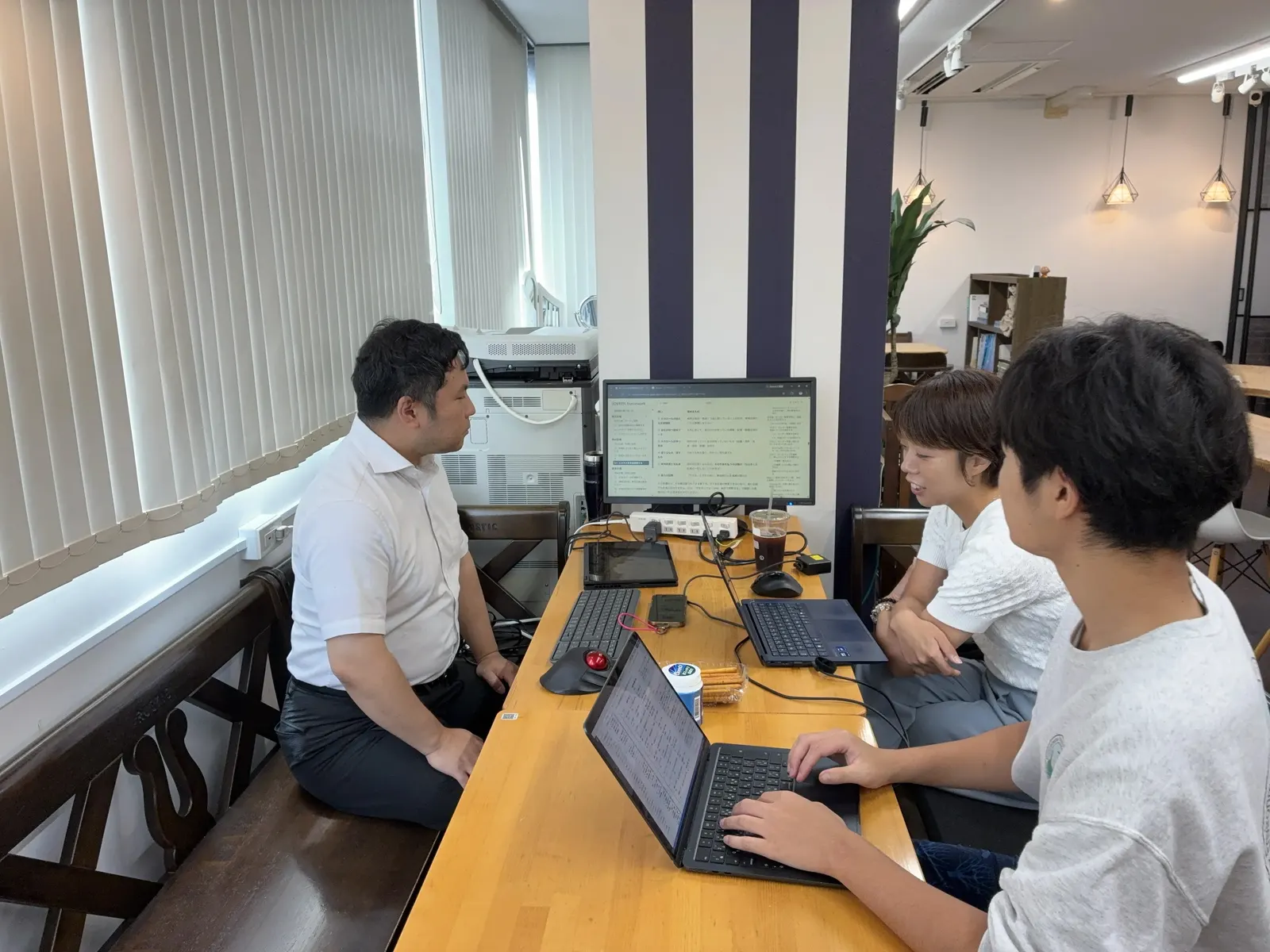 第11回の様子。画面にSOVREN Frameworkの検討項目を映しながら、参加者それぞれの事業案を仕分けていく