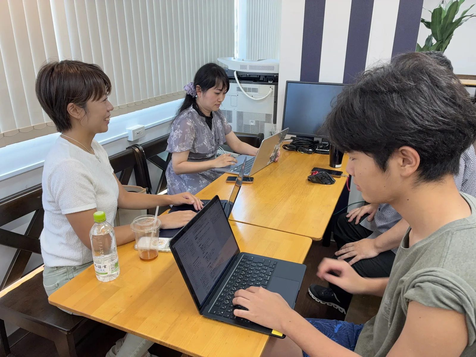 第12回の様子。参加者がそれぞれ自分のPCで、自社の事業案を出させながら手を動かしている